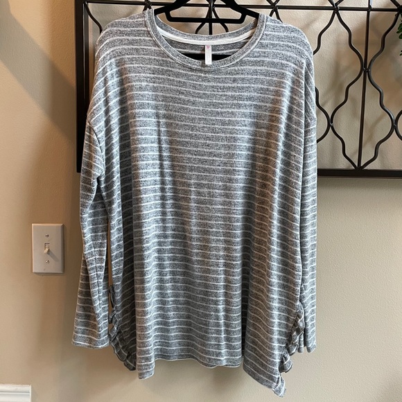 Soft gray/white sweater w/ ruffle detail 1X - Picture 1 of 3